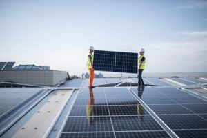 Imagem de destaque do artigo "Energia solar fotovoltaica: o que é, como funciona, para que serve, como economizar e muito mais"