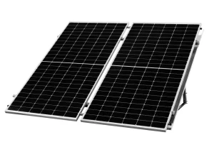 Kit solar com dois módulos fotovoltaicos pretos e estrutura metálica, exibindo as células solares em fundo branco, ideal para geração de energia
